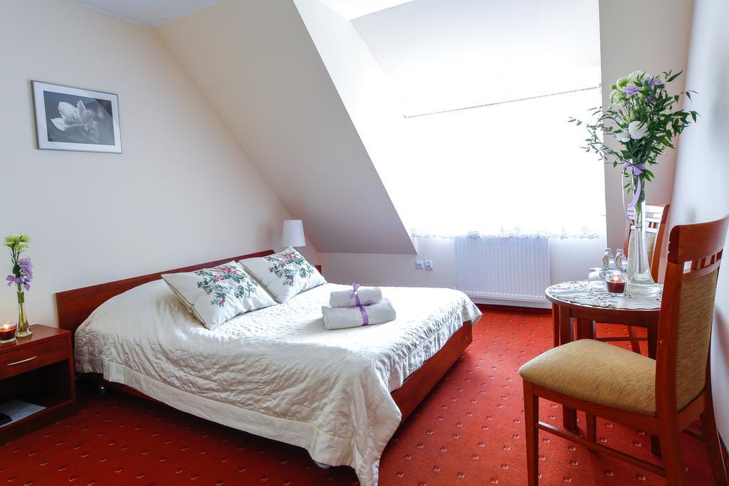 Zameczek Mysliwski Darz Bor Miloslaw Room photo